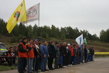 Участники автокросса на церемонии открытия соревнований.