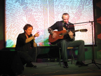 Мельников и Панкратов исполняют многоязыковый рэп.
