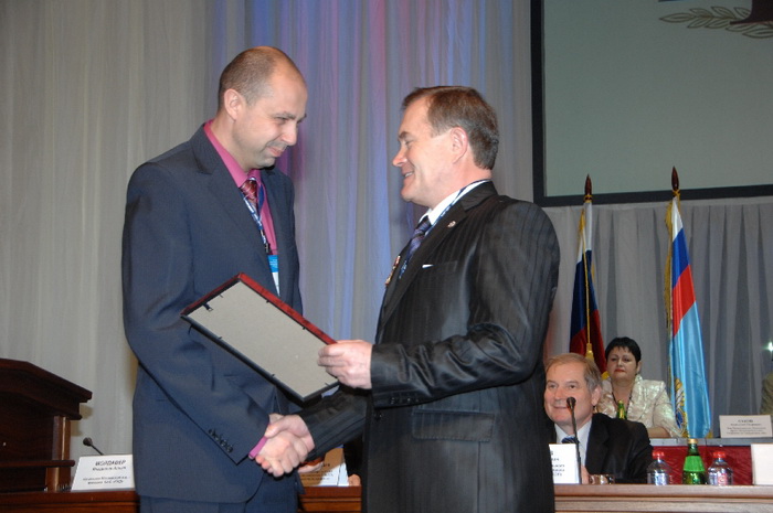 Глава профсоюза Николай Никифоров вручает диплом победителя Владиславу Назарову