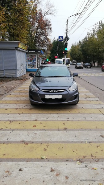 В Рязани двух водителей оштрафовали за парковку на «зебре»