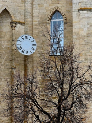 На колокольню Троицкого храма в посёлке Гусь-Железный устанавливают часы