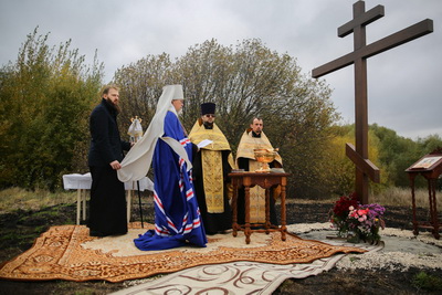 В Захаровском районе митрополит Марк освятил поклонный крест