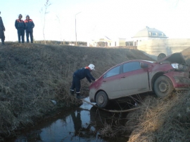 В Рязанском районе автомобиль опрокинулся в оросительный канал