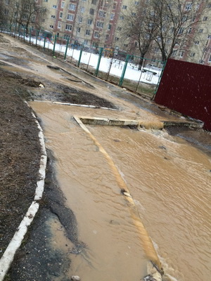В Рязани на улице Новосёлов вода из прорванной трубы заливает двор