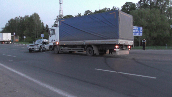 При столкновении ВАЗ-2115 и грузовика под Михайловым погиб водитель легковушки