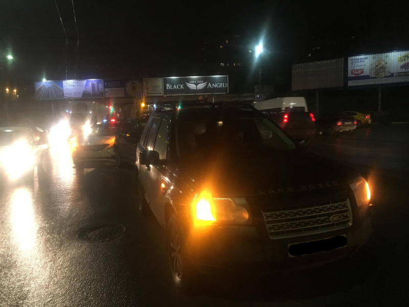 На Московском шоссе Mitsubishi въехал в Land Rover, пострадала женщина