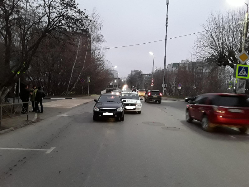 На улице Свободы Renault Logan врезался в «Ладу-Приору», которая сбила школьницу