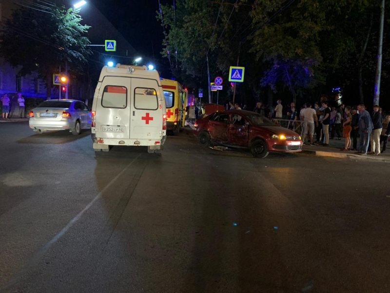 На улице Гагарина пострадали два пассажира маршрутки, в которую въехал Volkswagen