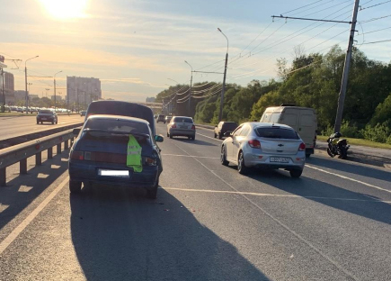 На Московском шоссе байкер без прав врезался в иномарку
