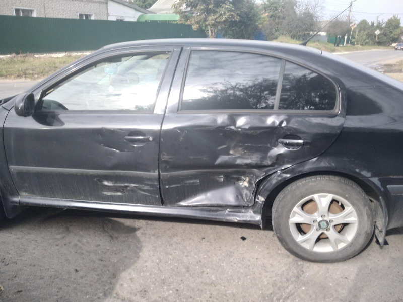 На улице Добролюбова Nissan врезался в Skoda, пострадали два человека