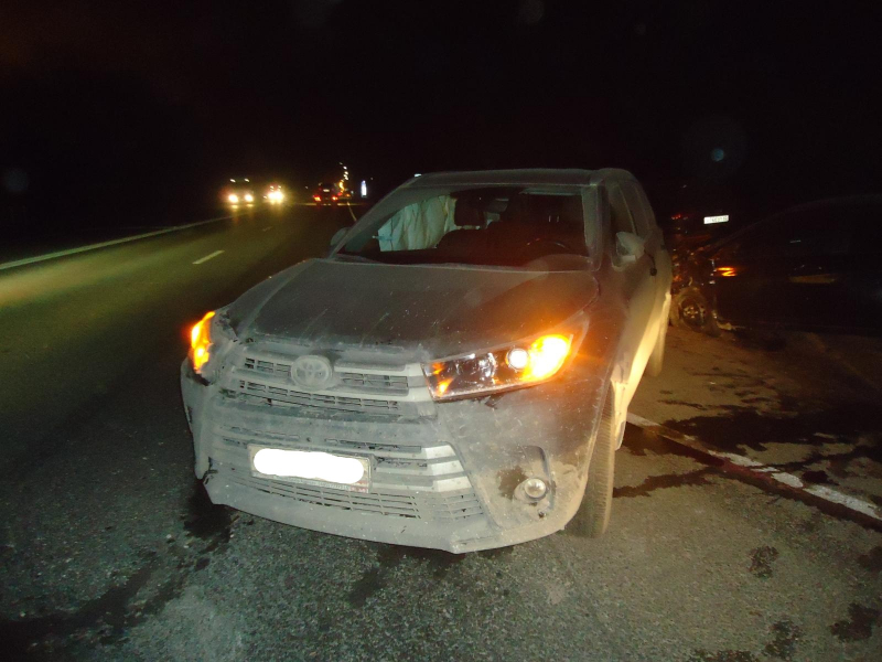 Близ Рыбного Toyota Highlander столкнулась с Hyundai Solaris, пострадала женщина