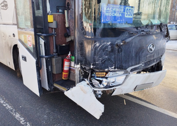 В Клепиковском районе легковушка столкнулась с автобусом
