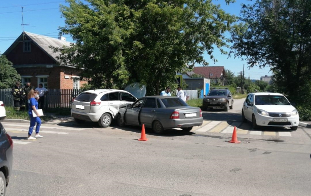 Появились фото с места столкновения двух автомашин в Приокском