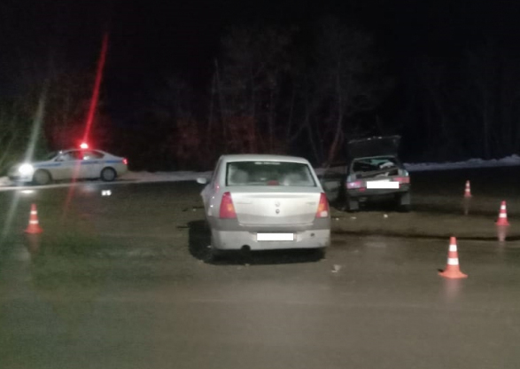 Близ Шилово столкнулись Renault Logan и ВАЗ, пострадали три человека