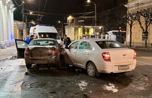 В ДТП на перекрёстке у филармонии в Рязани пострадали два человека
