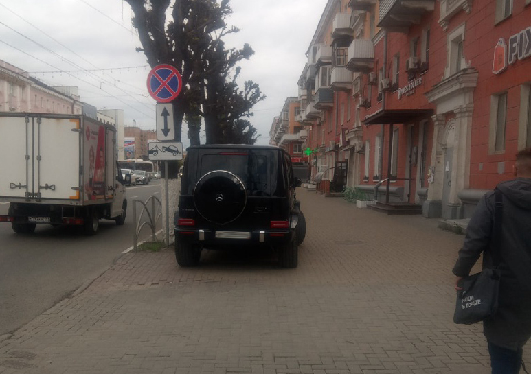 ГИБДД проверит законность парковки Mercedes-Benz на тротуаре в Рязани