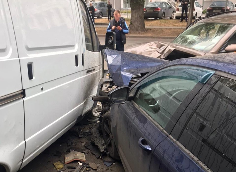 На улице Кудрявцева в Рязани иномарка влетела в припаркованные автомобили