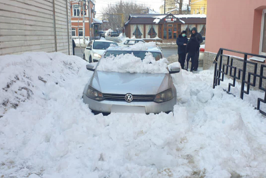 В центре Рязани пострадал водитель иномарки, на которую свалился снег