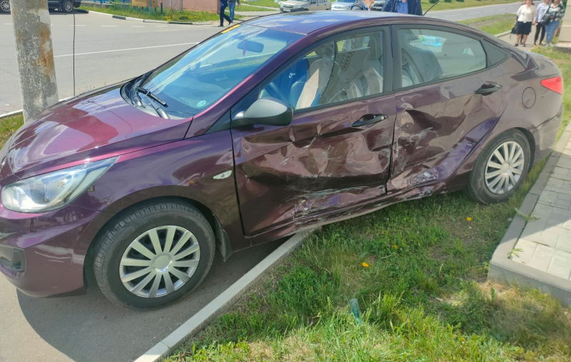 В Сасово столкнулись Hyundai Solaris и Lada Granta, пострадали оба водителя