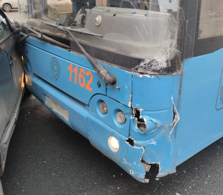 В центре Рязани пострадала пассажирка иномарки, столкнувшейся с автобусом