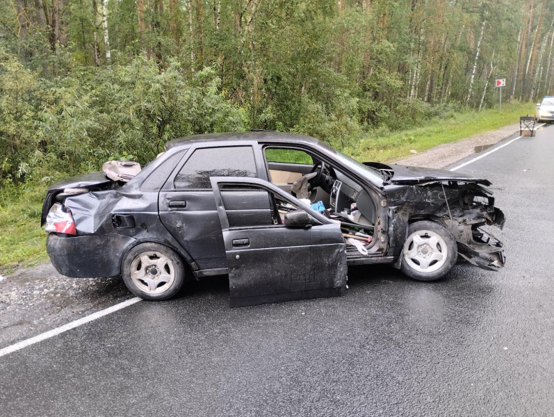 На трассе под Рязанью столкнулись Lada Priora и Ford Kuga, пострадали два человека