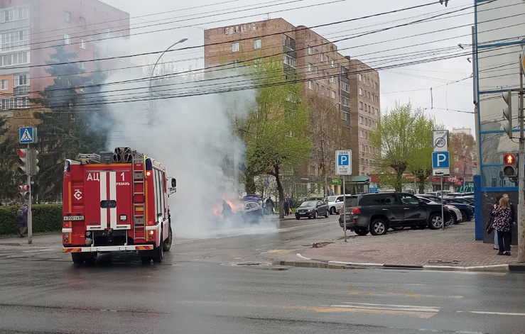 В центре Рязани загорелся автомобиль