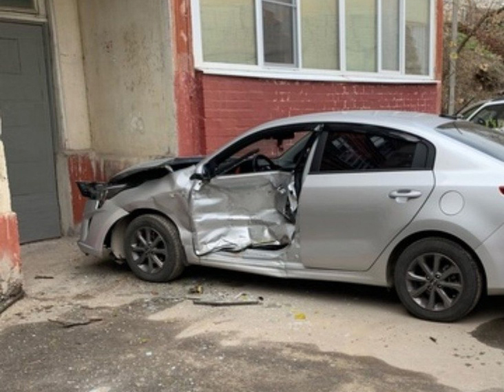 В Рязани неизвестный повредил машины во дворе дома в Бутырках