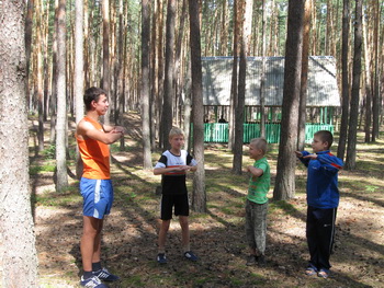 Павел Антипов проводит зарядку с младшими