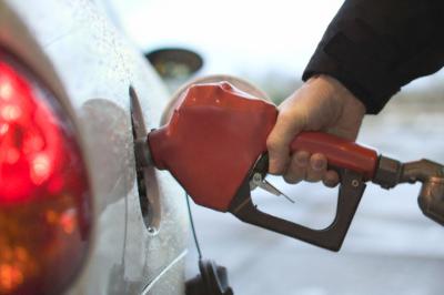 В декабре рязанский бензин был дешевле ноябрьского, но дороже аналогичного месяца 2014 года
