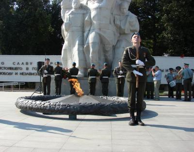 В память о Курской битве рязанцы возложили цветы к Вечному огню
