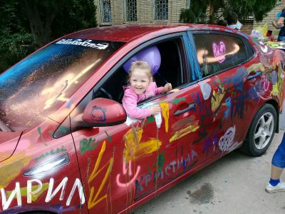 В Рыбном дети порисовали на машинах