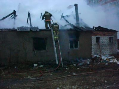 За ночь на Рязанщине сгорели четыре дома, два сарая, баня и автомобиль