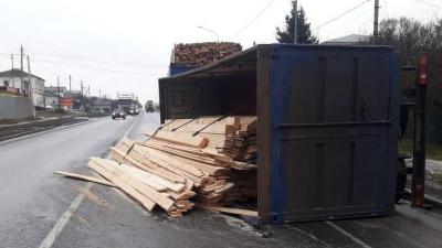 В центре Путятино опрокинулся прицеп грузовика с досками