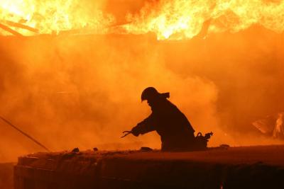 Спасатели опубликовали фоторепортаж с пожара в пошивочном цехе Рыбновского района