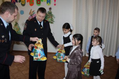 Рязанские полицейские поздравили воспитанников школы-интерната с наступающим Новым годом