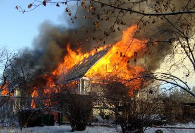 В Рязанской области сгорело три жилых дома и легковой автомобиль