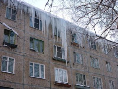 Олег Ковалёв велел разобраться в инциденте по факту падения льда на автомобиль «Скорой помощи»