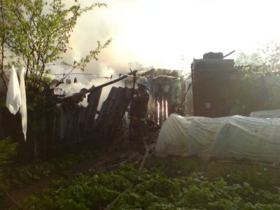 В Пронске горящий сарай повредил жилой дом