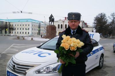 Руководители рязанской Госавтоинспекции вручили цветы автолюбительницам