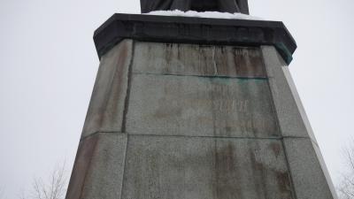 Рязанские активисты ОНФ просят отремонтировать постамент памятника Головнину