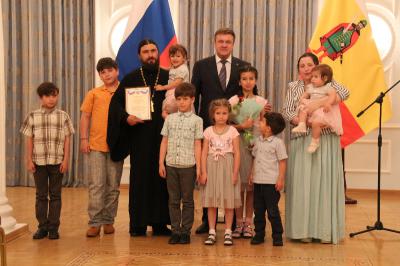 Николай Любимов поздравил многодетных рязанских родителей с Днём семьи