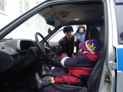 Воспитанники Рязанского дома ребёнка изучили патрульный автомобиль госавтоинспекторов