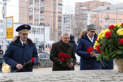 Ко Дню защитника Отчества возложили цветы на площади Победы в Рязани