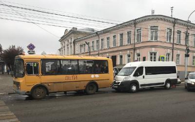 В центре Рязани маршрутка врезалась в школьный автобус