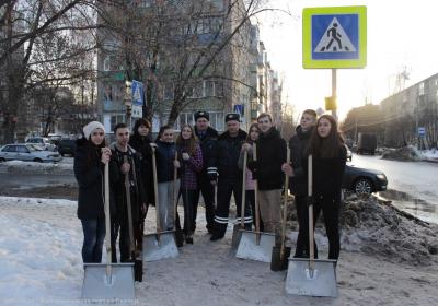 Молодёжная администрация Рязани вместе с УГИБДД расчистили пешеходные переходы от снега и льда