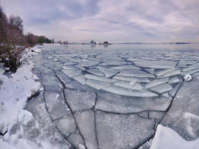 Рязанцев предупредили об опасности выхода на лёд водоёмов