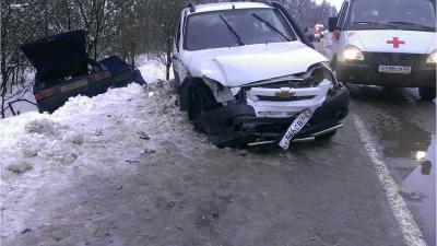 При лобовом столкновении автомобилей в Рязанском районе погибла одна из пассажирок