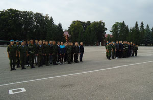На базе РВВДКУ открылся военно-спортивный лагерь «Юный десантник»