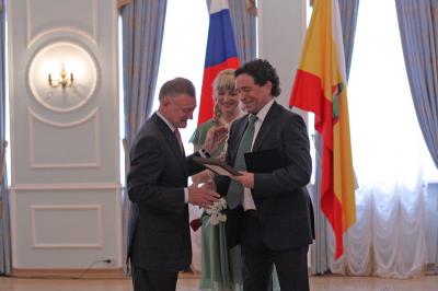 Губернатор Олег Ковалёв вручает награду Анатолию и Альбине Шестаковым 