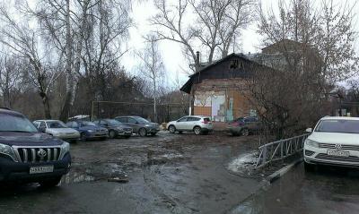 Водители устроили стихийную парковку в центре Рязани